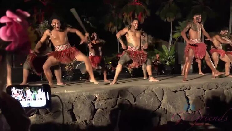 Niki Snow's Wild Hawaii Adventure - Outdoor Fingering