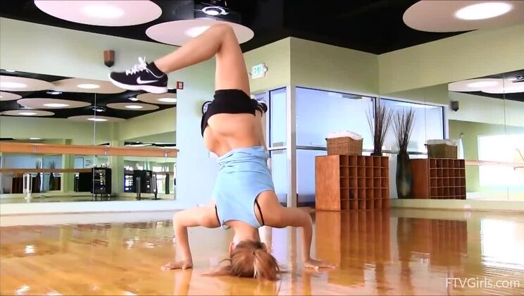 Young Beauty Anita Solo Nude