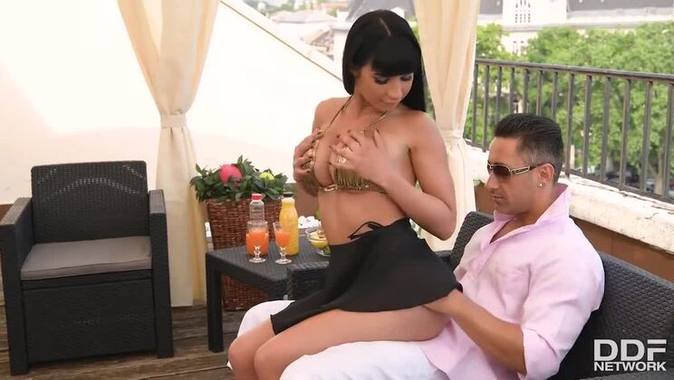 [DDFNetworkVR] - High Heels and Big Tits: Valentina Ricci's Cabana - Valentina Ricci