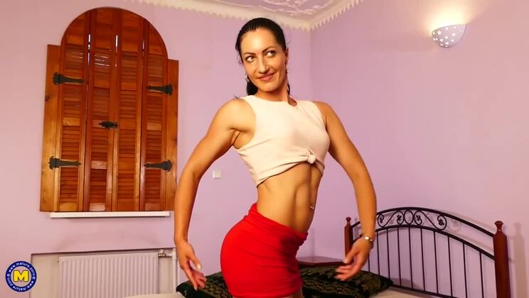 [Mature.nl] - Horny mom Jessica loves sex toys!