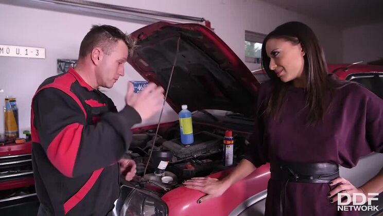 Brunette Cassie Del Isla Loves Deepthroat