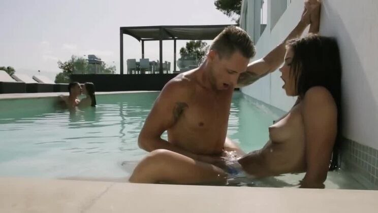 Cumshot Party with Carrie and Friends