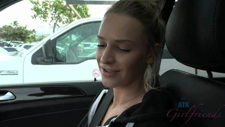 Pissing on the Beach with Emma Hix