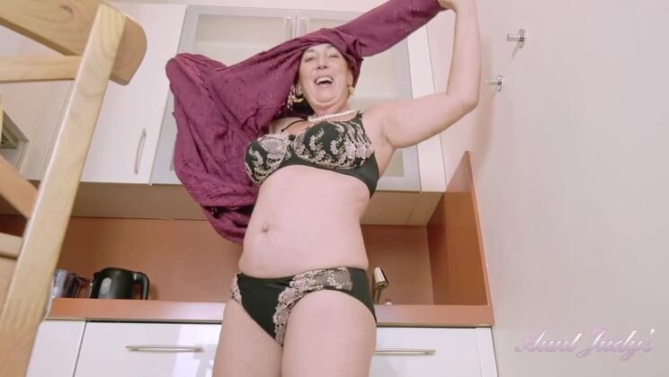 Esmerelda Pleasures Herself in High Heels