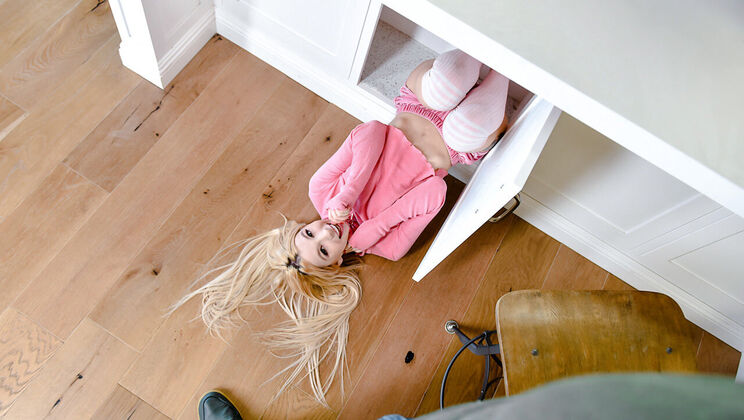 [ExxxtraSmall] - Flexibility in Action: Kenzie Reeves