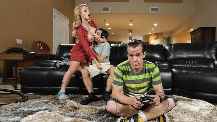 Athletic MILF Rides Dick in Reverse Cowgirl