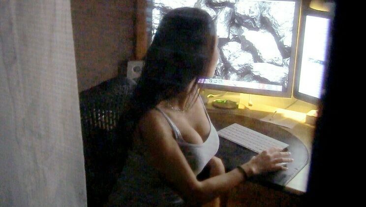 Huge Tits Hottie Takes Reverse Cowgirl