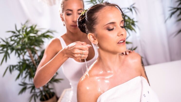 [MassageRooms] - Lesbian Scissoring with Blonde and Brunette - Jennifer Mendez - Emily Bright