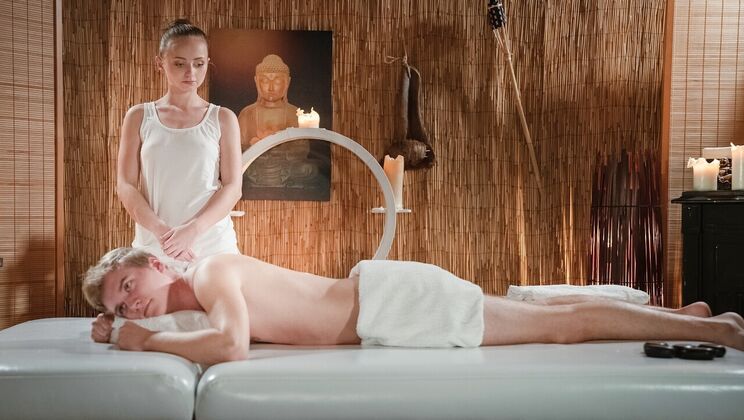 [MassageRooms] - Brunette Lady Bug Gets a Wet and Oiled Massage - Lady Bug - Logan Lech