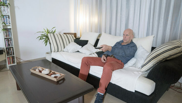 [Oldje] - Hugo's Footjob for Skiley Jam