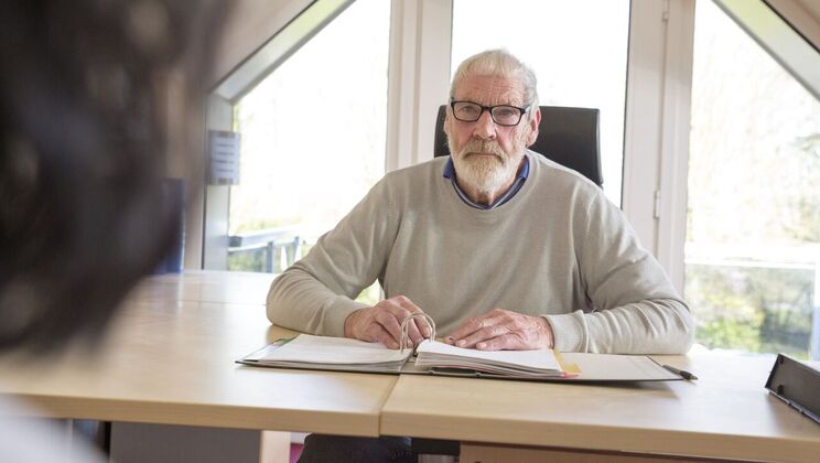 [Oldje] - Skinny Brunette Takes it Deep - Mia Navarro - Peter