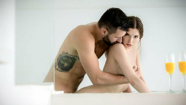 [SexArt] - Brunette Beauty Gets a Creampie Surprise - Julietta - Lando Ryder