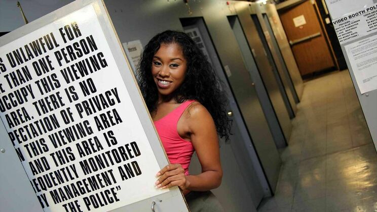 Shaved Ebony MILF Yasmine De Leon Facial Cumshot