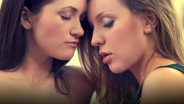 [SexArt] - Tattooed Babes Kissing Passionately - Whitney Conroy - Tess B