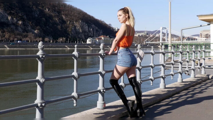 Young Beauty Dee Vine Dazzles with Blowjob Action