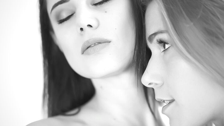 Charly's Girls: Blowjob and Lesbian Fun