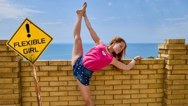 Brunette hottie Nicole Murkovski plays with her wet hole