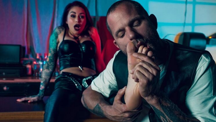 Grind Bar Sex Scene: Tattooed Redhead Gets Pounded