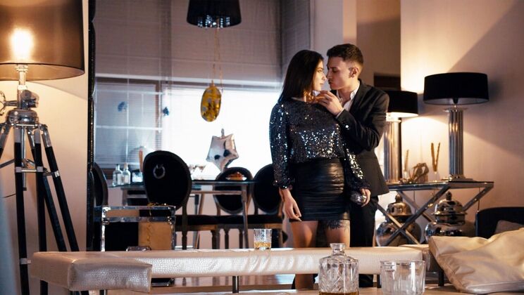 [Brazzers] - Charlie Dean Gives the Perfect Gift: A Facial for Liya - Charlie Dean - Liya Silver